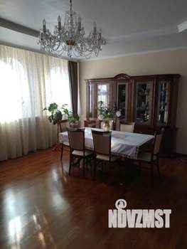 Дом 392м², 3-этажный, участок 10 сот.  