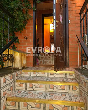 Дом 500м&sup2;, 3-этажный, участок 15 сот.  