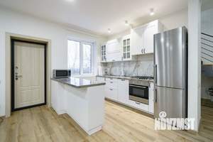 Дом 197м&sup2;, 2-этажный, участок 3 сот.  