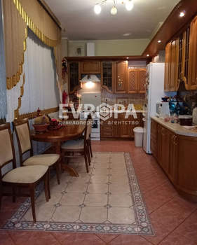 Дом 500м&sup2;, 3-этажный, участок 15 сот.  